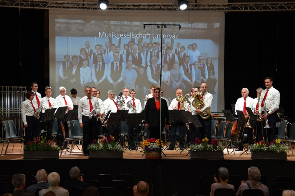 Musikverein steht auf der Bühne, zum Publikum gerichtet