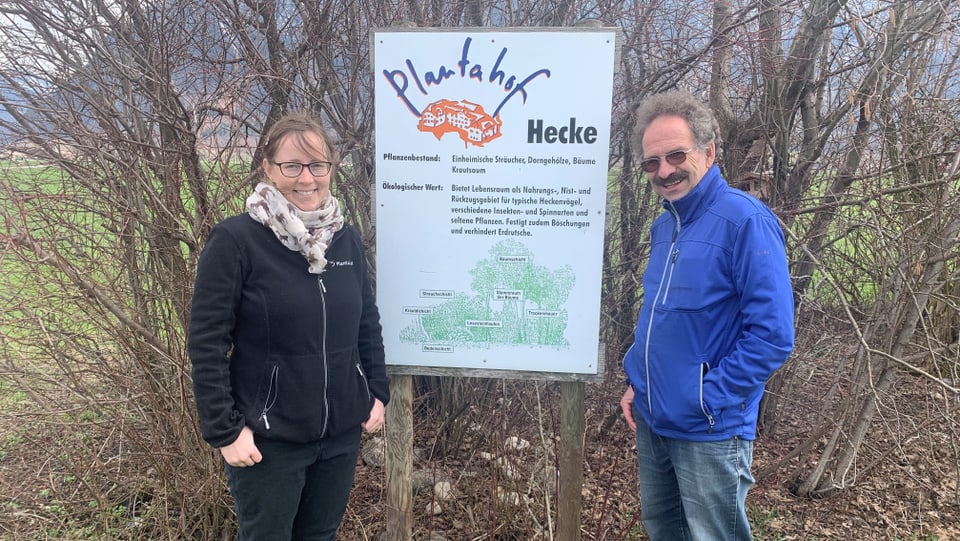 Annina Schreich e Roland Ungricht davant la saiv viva. 