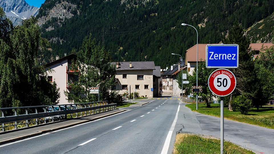 L'entschatta da Zernez cun tabla da vischnanca.