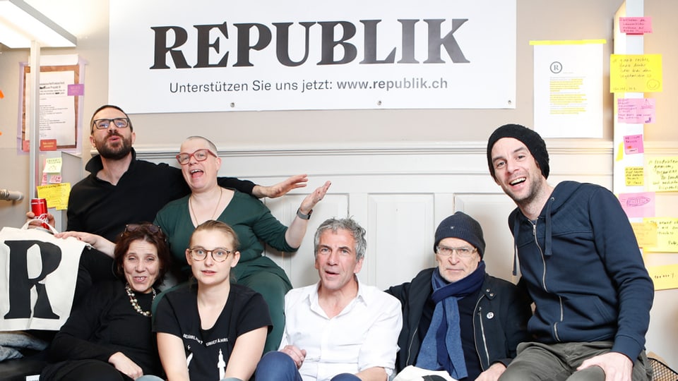 il team da fundaziun da Republik sesa sin in canapé, (7 persunas)