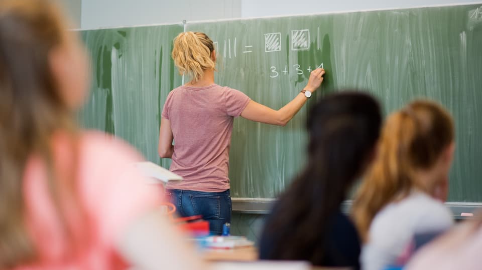 Ina magistra durant l'instrucziun. 