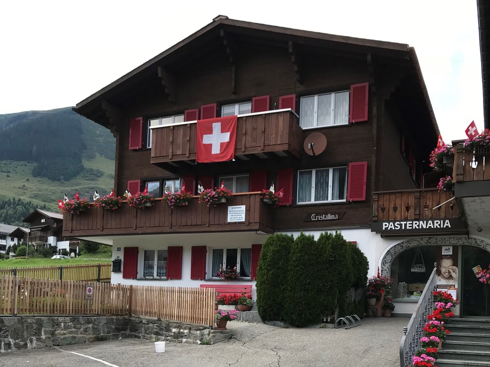 chasa decorada per la festa naziunala