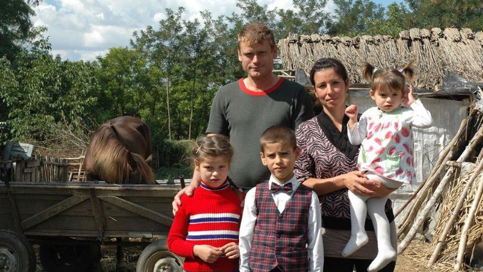 2 x Nadal il settember 2016 en Moldavia: um e dunna cun 3 uffants - davostiers in chaval
