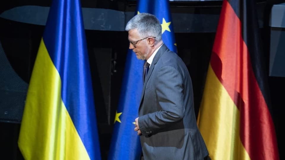 Andrij Melnyk, l'ambassadur da l'Ucraina en la Germania en il Friedrichstadtpalast a Berlin.