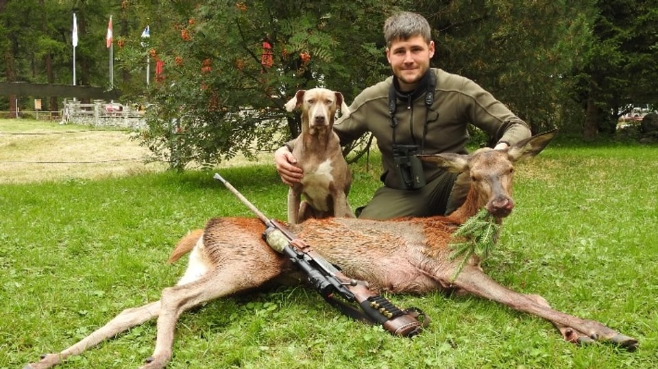 Michael Soland cun sia preda. La preda, in chavriel giascha sin il pastget. sper il chatschadur che stat a garnugl è ses chaun.