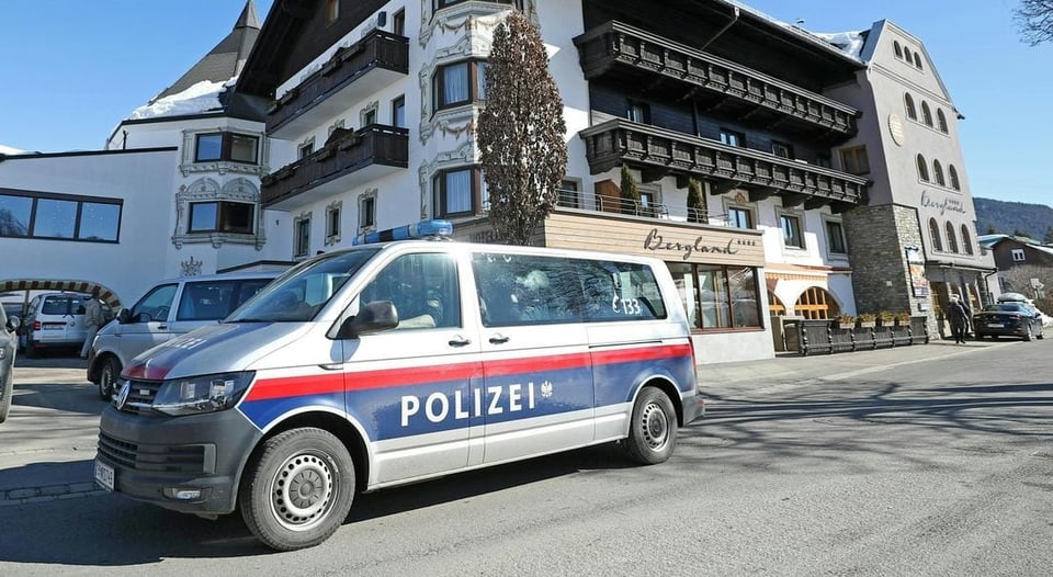 Purtret d'in hotel e davant in auto da polizia. 