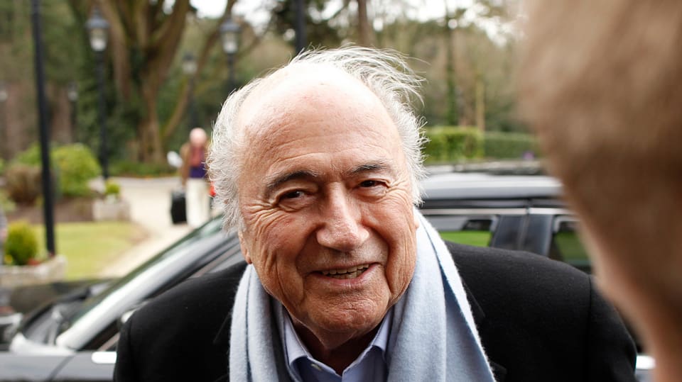Sepp Blatter stat avant in auto. 