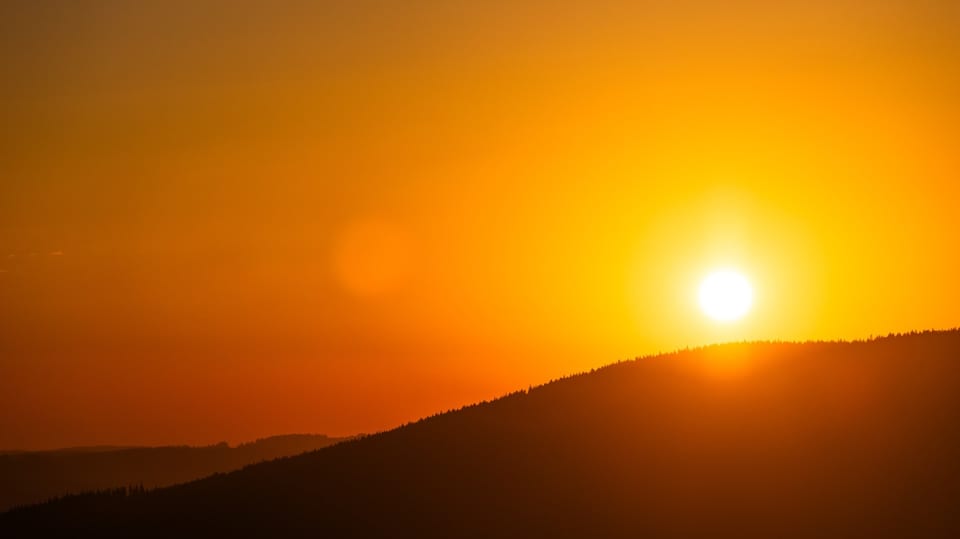 Ein Sonnenaufgang über einem Berg