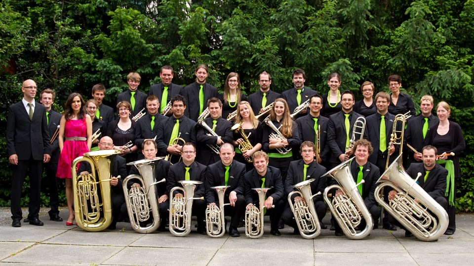 Brass Band Sursilvana stat si en gruppa cun lur instruments.