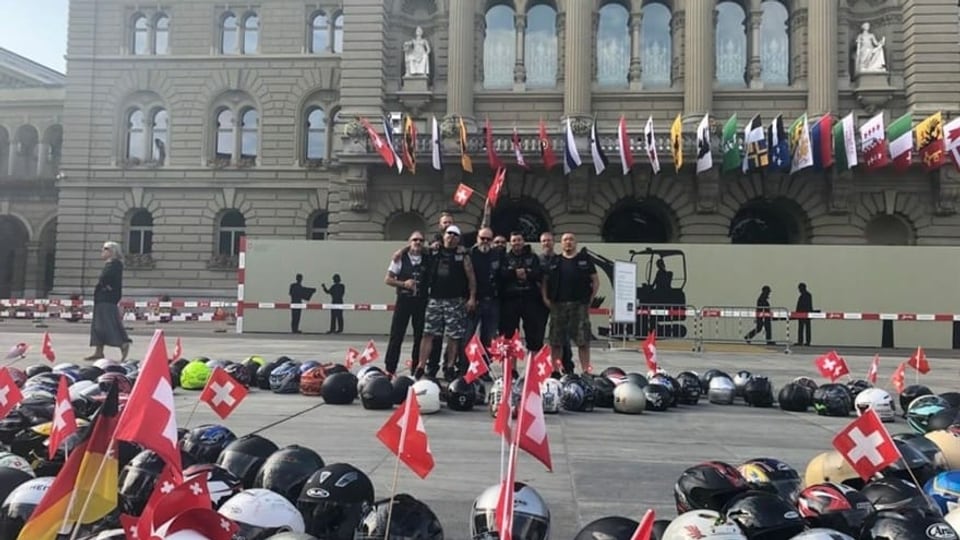 Töffists avant la chasa federala 