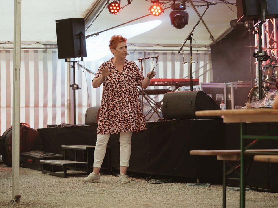 La moderatura Steffi Buchli fa er in pled da prim d'avust.