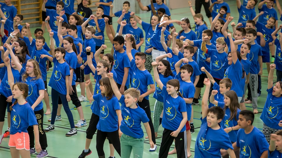 blers uffants en ina halla da gimnastica