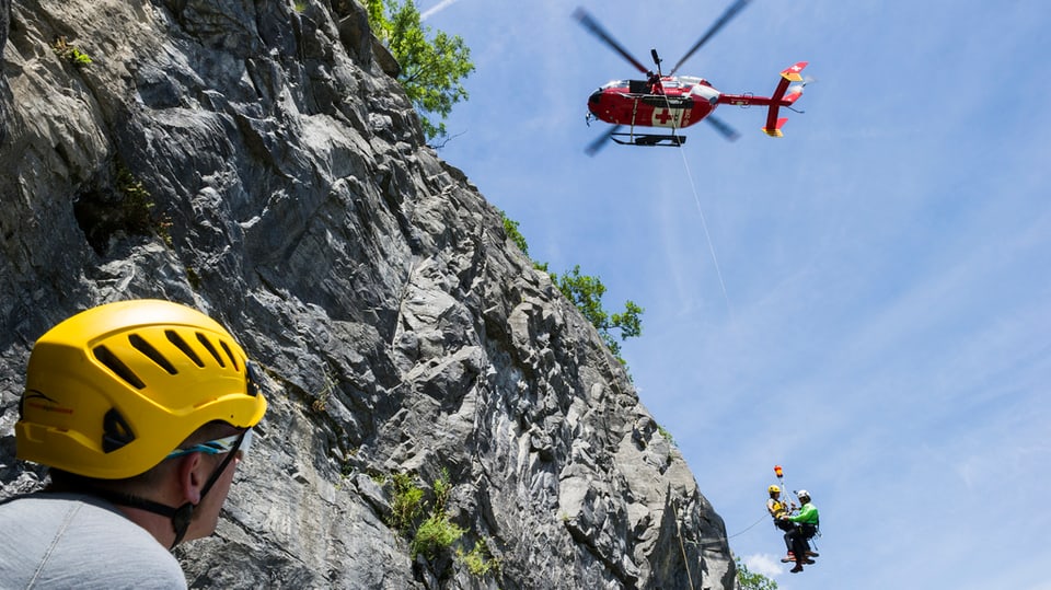 Rega che salva alpinist.