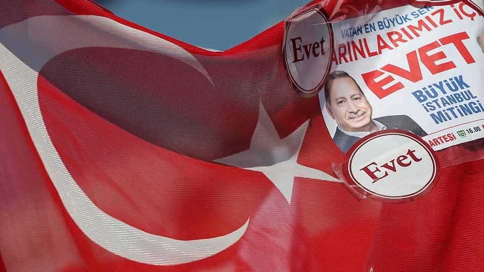 Ina bandiera tica cun purtret dad Erdogan.