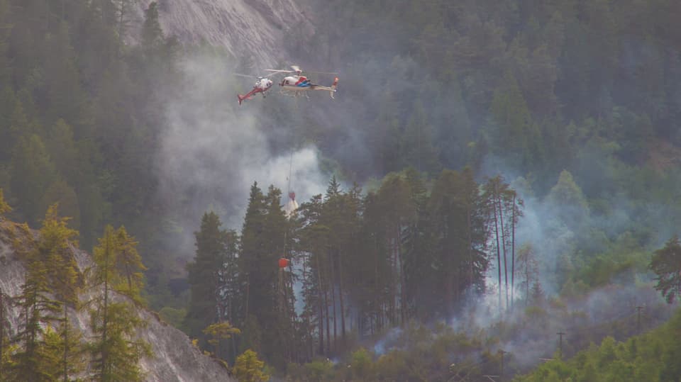 Dus helicopters sgolan permanent cun aua da stizzar.