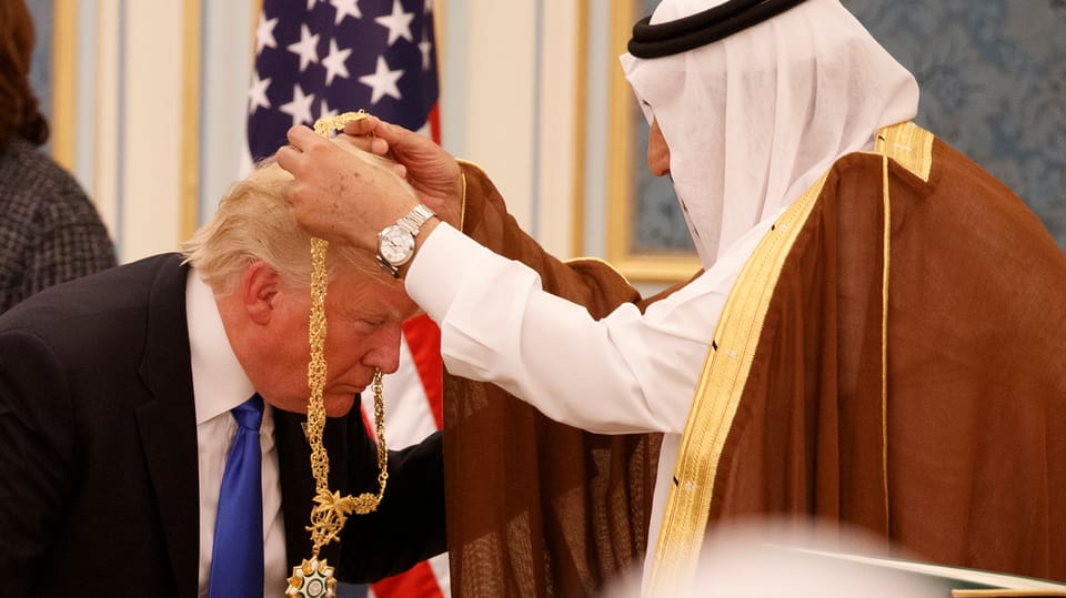 Donald Trump survegn ina chadaina d'aur dal retg Salman da l'Arabia Saudita. 