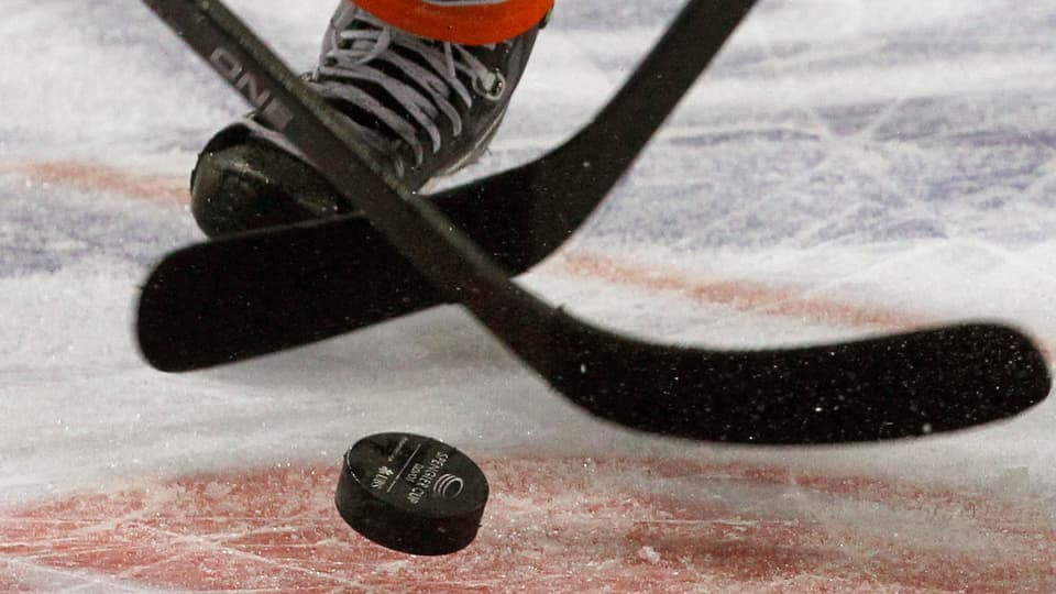 puck da hockey e bastuns sin glatsch