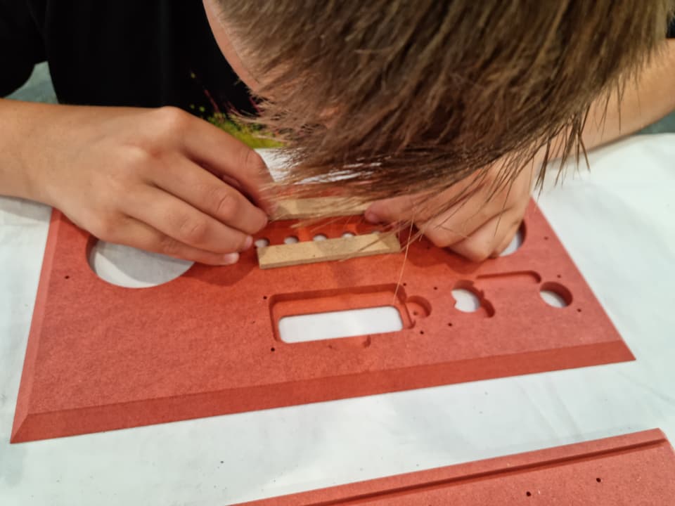 Die Kinder vom Ferienpass Tamins-Felsberg besuchen RTR und bauen ihr eigenes Radio DAB+. 