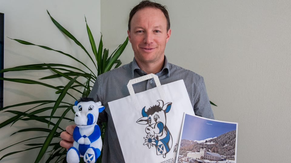Il president da la UCP, Edgar Durschei, cun ils novs products lantschads.