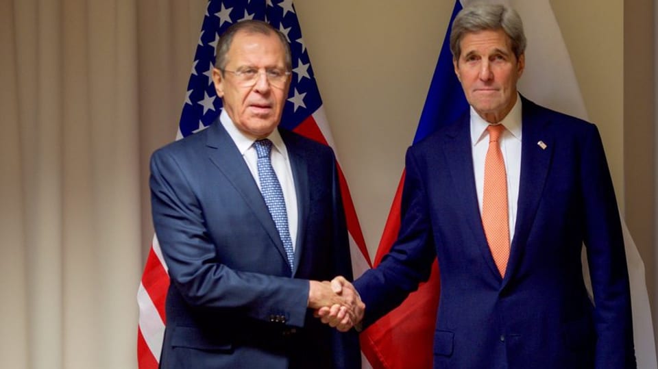 Sergei Lawrow e John Kerry dattan il maun in a l'auter.