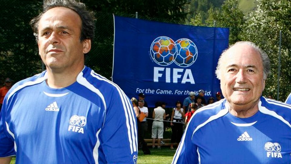 Il president da la FIFA Sepp Blatter (dretg) ensemen cun il president da l’UEFA Michel Platini ad in gieu da ballape.