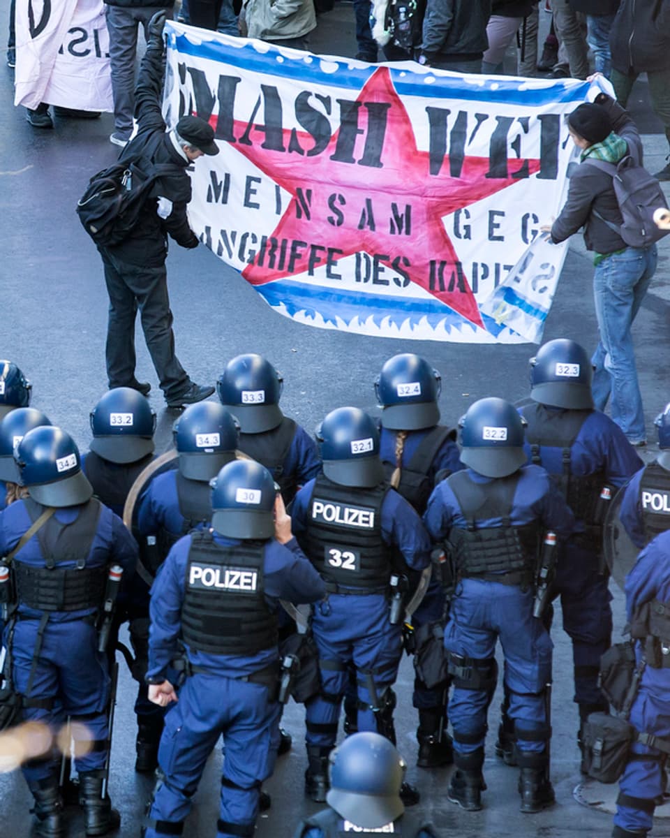 Policists e demonstrants durant la demonstraziun anti-WEF «Wipe Out WEF».