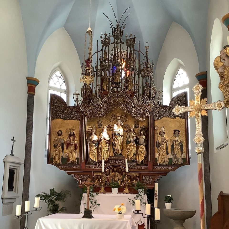 L'altar cun alas en la baselgia Sogn Calixtus.