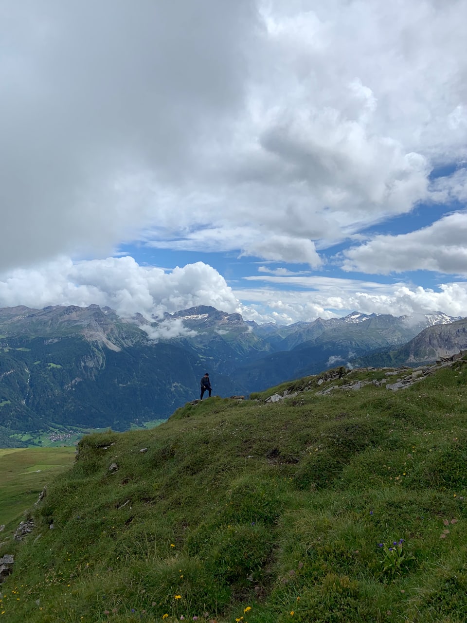Viandar tras las muntognas da la Val Schons e giudair la vista Viandar tras las muntognas da la Val Schons e giudair la bella vista