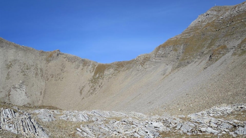 Sin il grat tranter il Schwarzhorn ed il Hinter Grauspitz è l'alpinist crudà giu. 