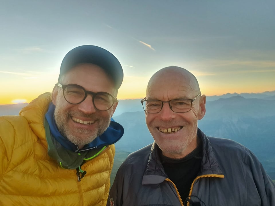 Selfie da Livio Foffa cun Marcel Bass. Davostiers la levada dal sulegl.