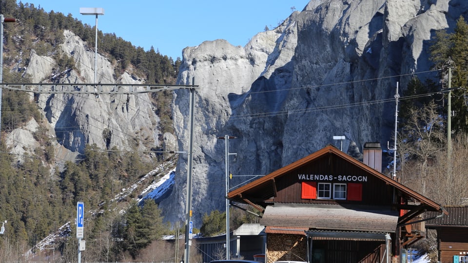 La staziun da la Viafier Retica da Valendau-Sagogn amez la Ruinaulta