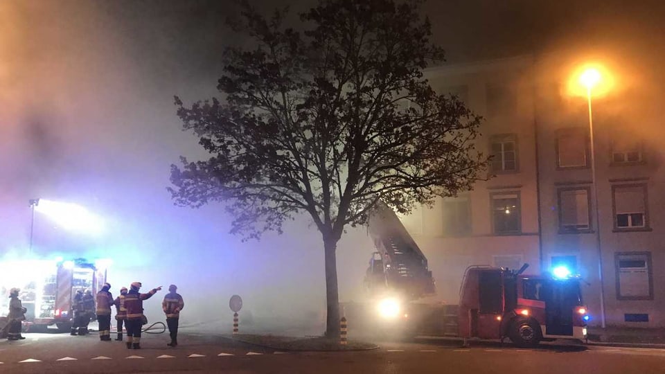 pumpiers èn vid stizzar las flommas. 