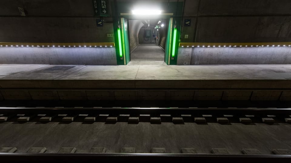 Ina sortida d'urgenza en in tunnel da viafier.