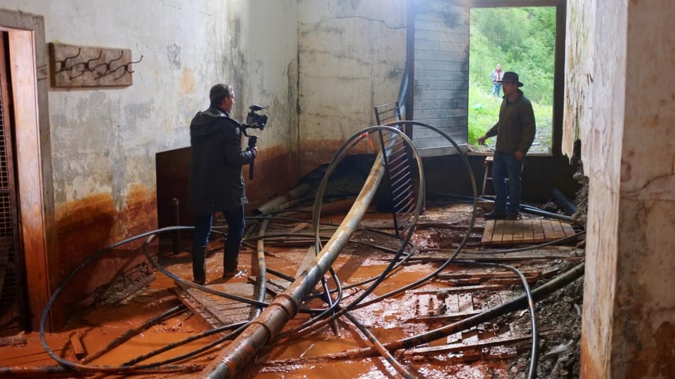 Filmteam in Ruine mit Schlamm in der Val Sinestra