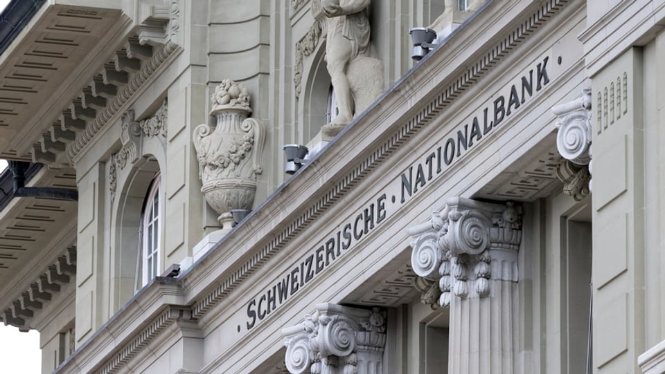 Ina part da la fatschada da la banca naziunala a Berna.
