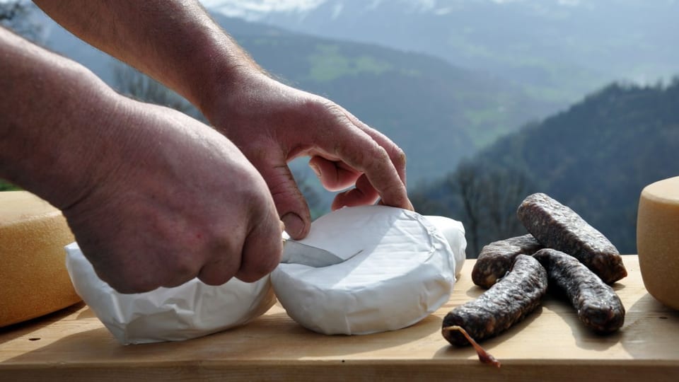 Il sortiment d'Alpinavera cumpiglia actualmain radund 1'000 differrents products regiunals.
