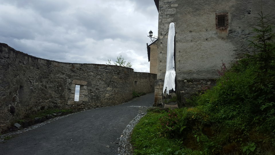 La sculptura glischanta da Not Vital en la curt dal chastè.