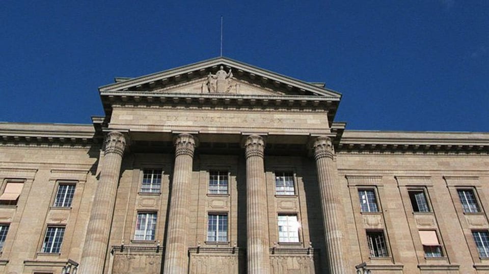 Il bajetg dal Tribunal federal da davant. Ins vesa quatter pitgas vid il bajetg cun in porticus. Sur l'entrada è ina statua da la Giustizia.
