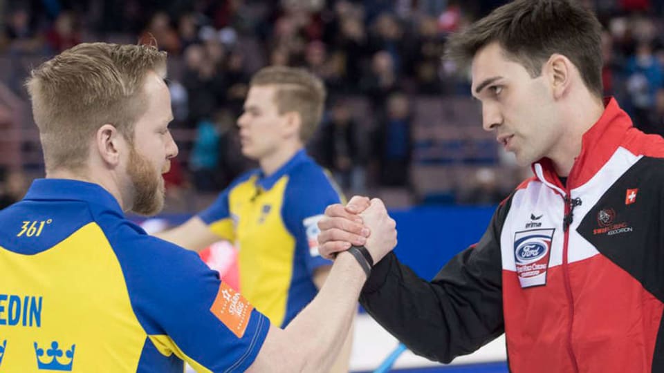 Peter de Cruz gratulescha a Niklas Edin. 