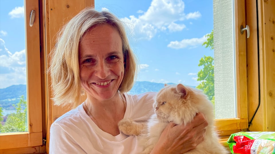 Chatrina Gaudenz mit Katze Momo.