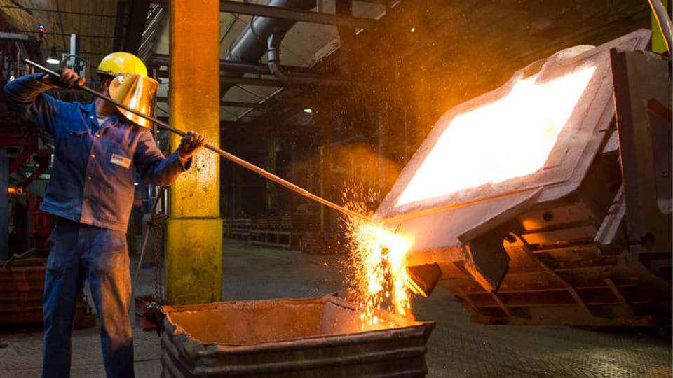 Il lavurer derscha metal liquid en in vasch.