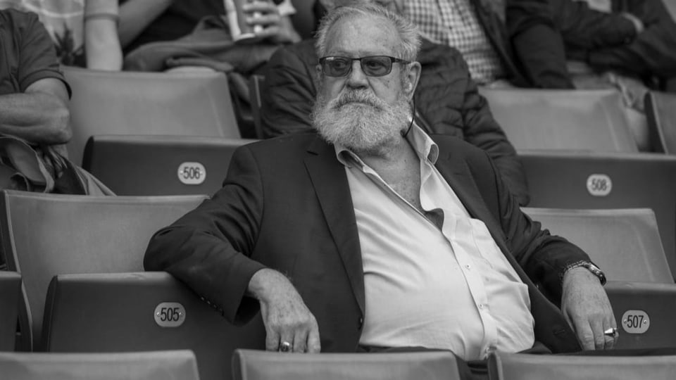 Purtret da Wolfisberg sin ina tribuna a ballape. 