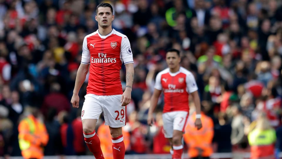 Il ballapedist Granit Xhaka sin il plaz per l'FC Arsenal. 