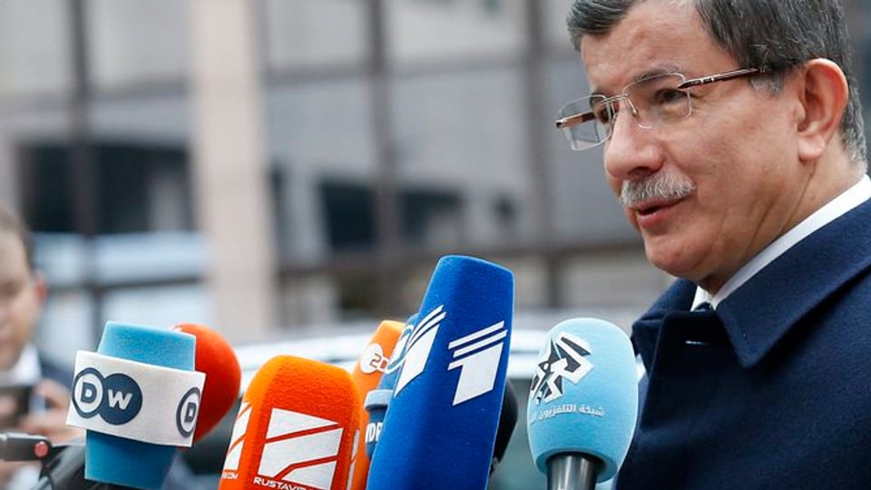 La Tirchia en il center da l’interess - Il primminister Ahmet Davutoglu riva a l’inscunter suprem da l’UE a Brüssel.