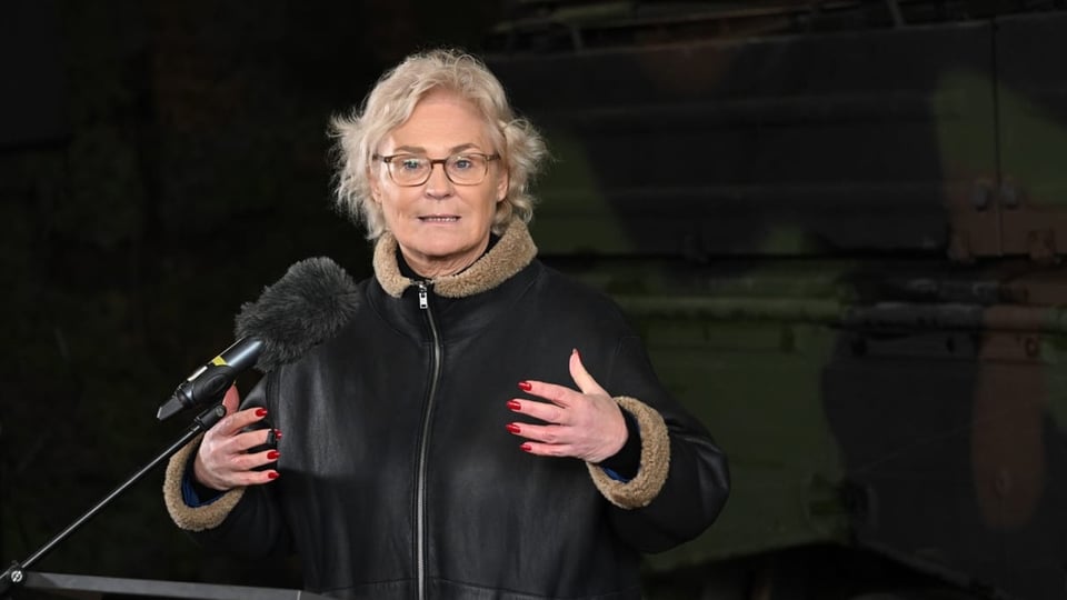 Christine Lambrecht fa in pled avant in panzer. Bundesverteidigungsministerin Rücktritt Deutschland