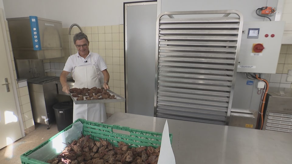 Daniel Recher, der Dörrmeister bei der Arbeit