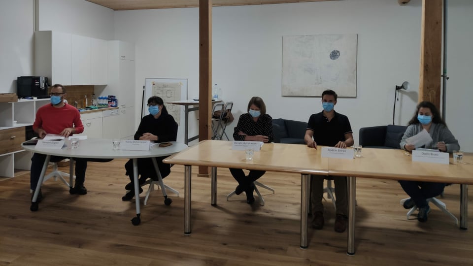 Il comité da referendum: Samuel Gilgen, Andrin Ehrler, Renate Rutishauser, Yvonne Michel Conrad e Doris Brasi. 