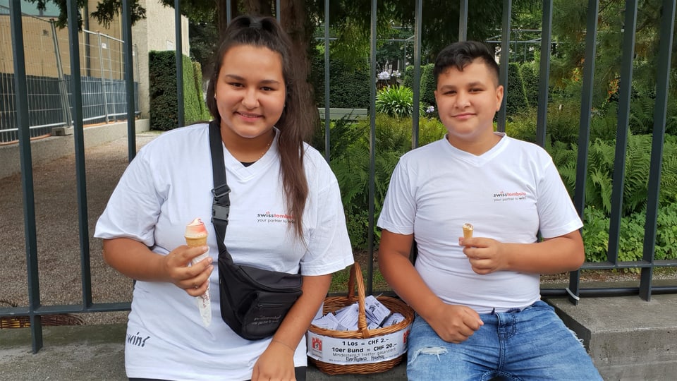 Getijana e ses frar Ismet Haxhaj fan ina pausa da vender lottarias. 