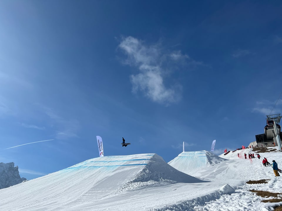 Snowboarder macht einen Trick.