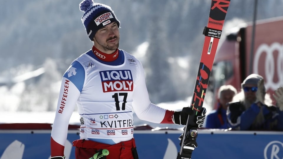 Um cun skis en l'arrivada